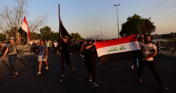 Co najmniej 104 osoby nie żyją, a ponad 6 tys. odniosło obrażenia na skutek antyrządowych demonstracji, które odbywają się od wtorku w Bagdadzie i na południu Iraku - poinformował rzecznik MSW w państwowej telewizji.