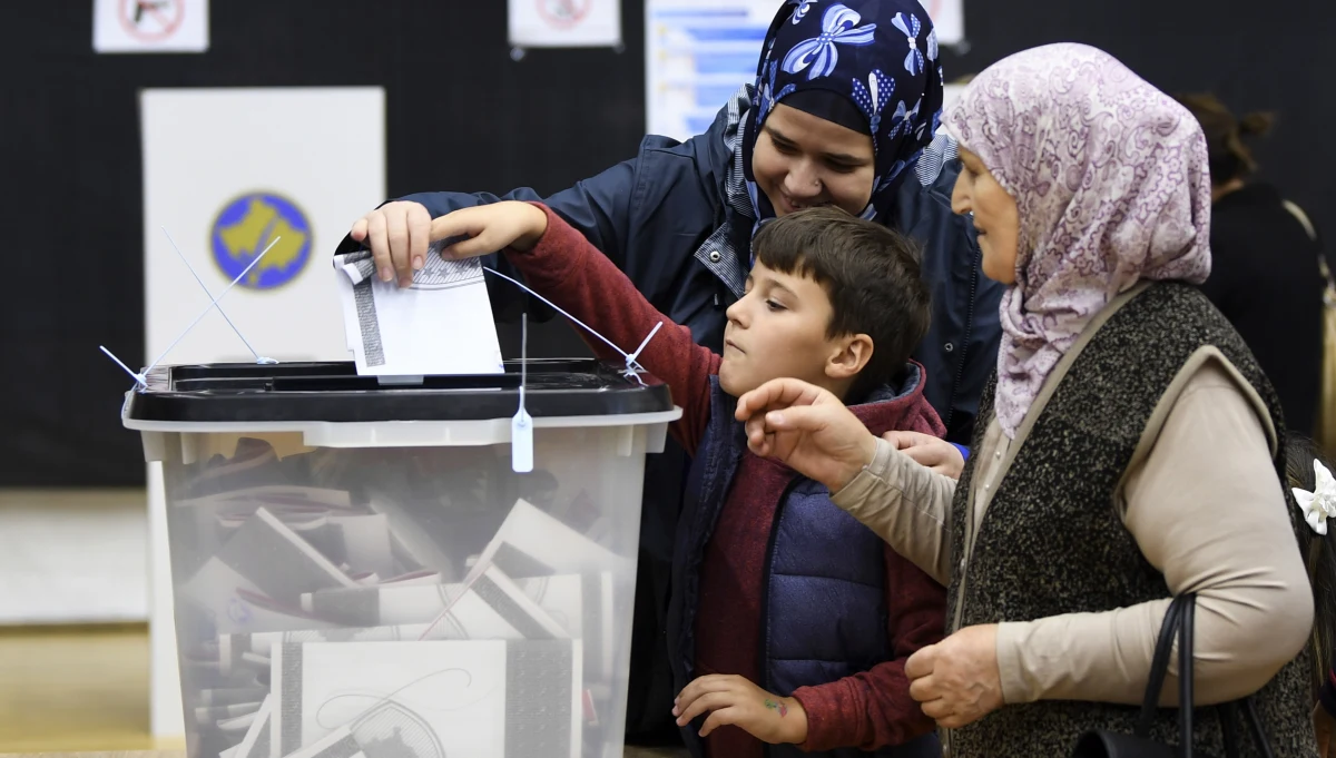 ​Dwa ugrupowania opozycyjne - ruch Vetevendosje (VV) oraz Demokratyczna Liga Kosowa (LDK) - uzyskały po 30 proc. głosów w niedzielnych przedterminowych wyborach do kosowskiego parlamentu - wynika z sondażu exit poll państwowej telewizji Klan Kosova.