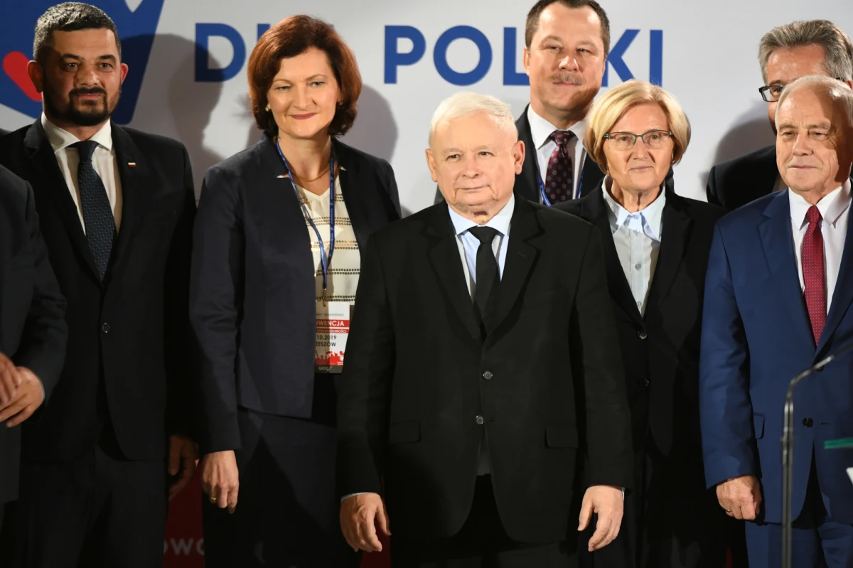 Poparcie dla Prawa i Sprawiedliwości na poziomie 48,3 procent wskazuje sondaż opublikowany przez dziennik "Polska Times" na sześć dni przed wyborami parlamentarnymi. Według badania, partia Jarosława Kaczyńskiego może w tej chwili liczyć na 254 poselskie mandaty, co dałoby jej samodzielną większość w Sejmie. Poparcie dla Koalicji Obywatelskiej zadeklarowało w sondażu 27,7 procent ankietowanych.