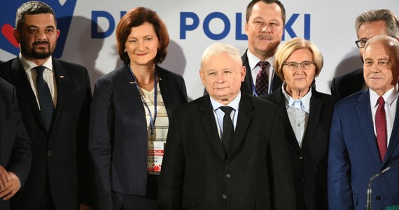 Poparcie dla Prawa i Sprawiedliwości na poziomie 48,3 procent wskazuje sondaż opublikowany przez dziennik "Polska Times" na sześć dni przed wyborami parlamentarnymi. Według badania, partia Jarosława Kaczyńskiego może w tej chwili liczyć na 254 poselskie mandaty, co dałoby jej samodzielną większość w Sejmie. Poparcie dla Koalicji Obywatelskiej zadeklarowało w sondażu 27,7 procent ankietowanych.