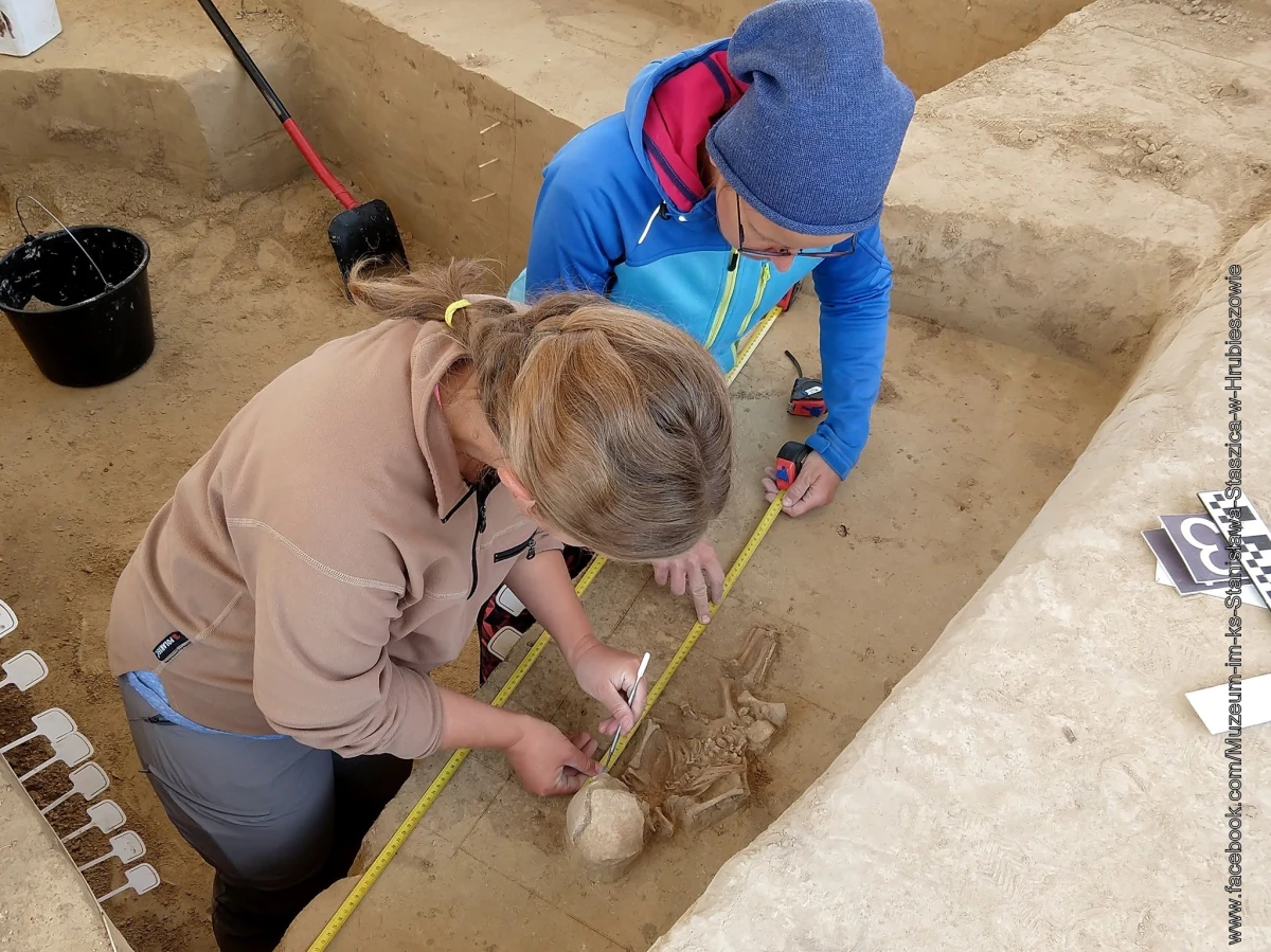 Wokół wielkiej jamy, w której złożono szczątki kilkunastu spopielonych osób, pochowano również sześć szkieletów niemowlaków. Zdaniem archeologów mógł być to pochówek w "domu zmarłych" - grobowcu podobnym do słowiańskich domostw. Znaleziska dokonano w Gródku.