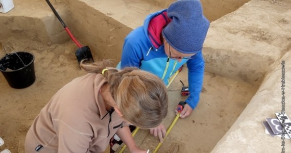 Wokół wielkiej jamy, w której złożono szczątki kilkunastu spopielonych osób, pochowano również sześć szkieletów niemowlaków. Zdaniem archeologów mógł być to pochówek w "domu zmarłych" - grobowcu podobnym do słowiańskich domostw. Znaleziska dokonano w Gródku.