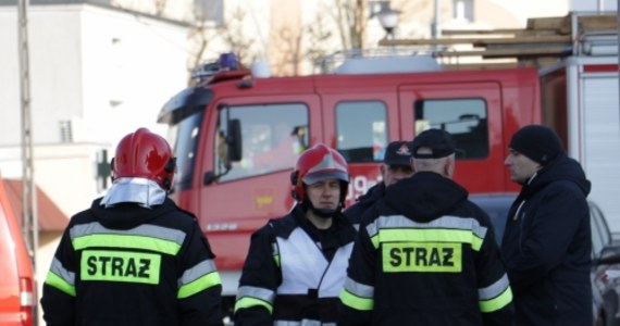 Prawie 500 osób ewakuowano w Kałuszynie koło Mińska Mazowieckiego po tym, jak koparka uszkodziła rurę przesyłającą gaz. Ewakuowani to mieszkańcy, ale także uczniowie oraz pracownicy pobliskiej szkoły oraz przedszkola. 