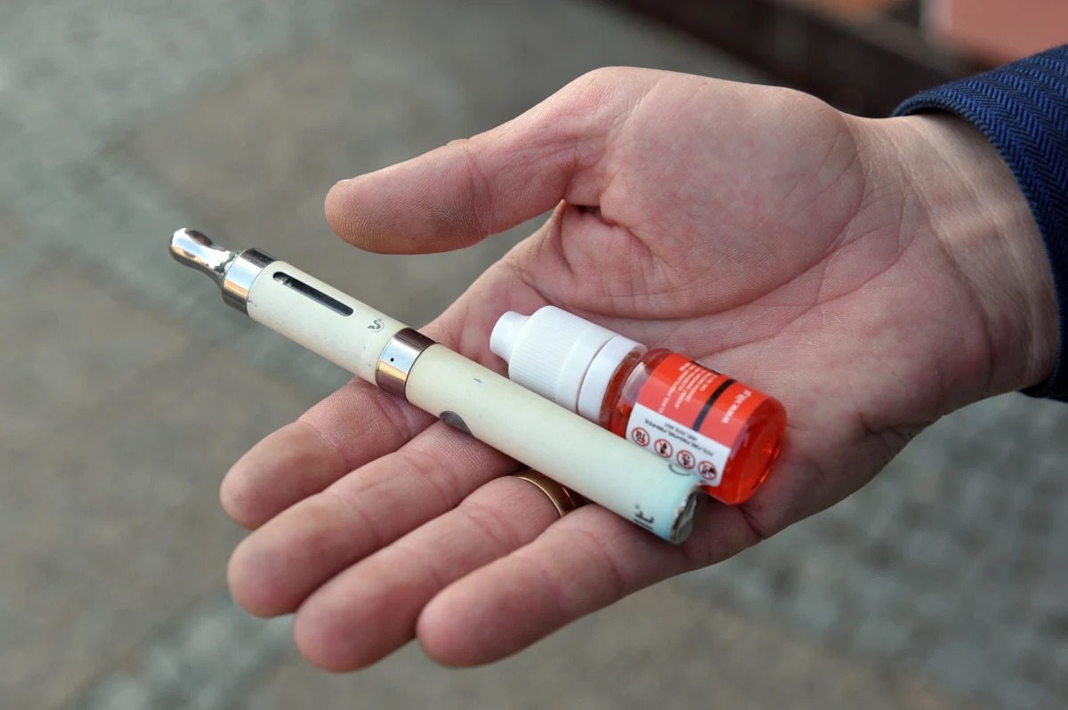 MEN i GIS ostrzegają przed e-papierosami. Podają, że od 2011 r. sześciokrotnie wzrosła liczba uczniów, którzy próbowali e-papierosa. Podkreślają, że uzależniają one tak samo jak tradycyjne i wpływają negatywnie na zdrowie.

