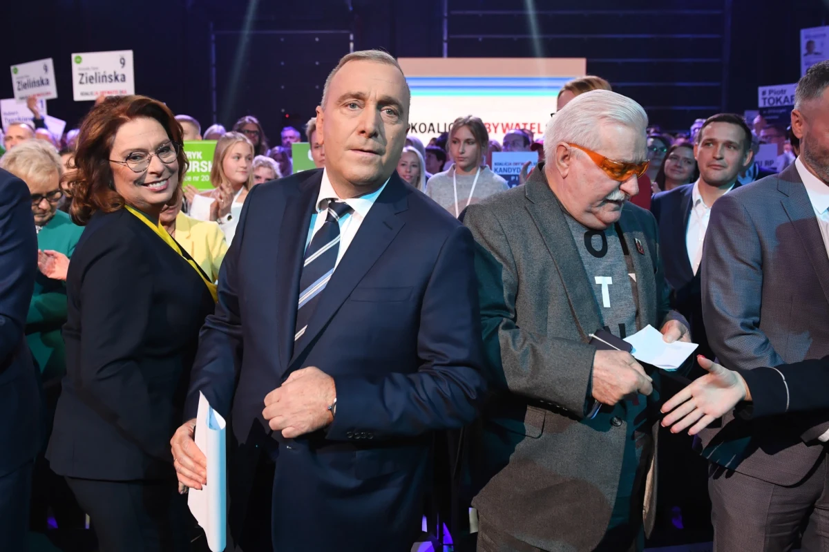 "Byłem w Solidarności Walczącej, współpracowałem z Kornelem Morawieckim przez lata, dlatego powiedziałem, że nie zgadzam się z tą wypowiedzią" - w ten sposób Grzegorz Schetyna odniósł się do budzących wielkie kontrowersje słów Lecha Wałęsy, który w swoim wystąpieniu na konwencji wyborczej Koalicji Obywatelskiej nazwał Kornela Morawieckiego "zdrajcą". Szef PO przekonywał również, że przyjęcie wystąpienia byłego prezydenta "było zdystansowane w porównaniu do innych reakcji z sali".