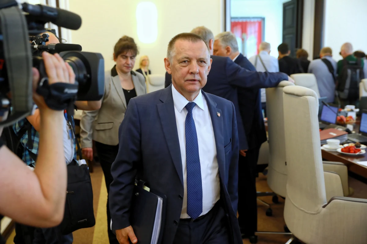 Agencja Bezpieczeństwa Wewnętrznego nie prowadzi żadnego postępowania wyjaśniającego ws. certyfikatu dostępu do informacji niejawnych Mariana Banasia, przebywającego na bezpłatnym urlopie szefa NIK - dowiedział się reporter RMF FM Krzysztof Zasada. Na urlop Banaś zdecydował się w związku z doniesieniami o jego niejasnych kontaktach z ludźmi z krakowskiego półświatka, a także wątpliwościami dotyczącymi jego oświadczeń majątkowych.