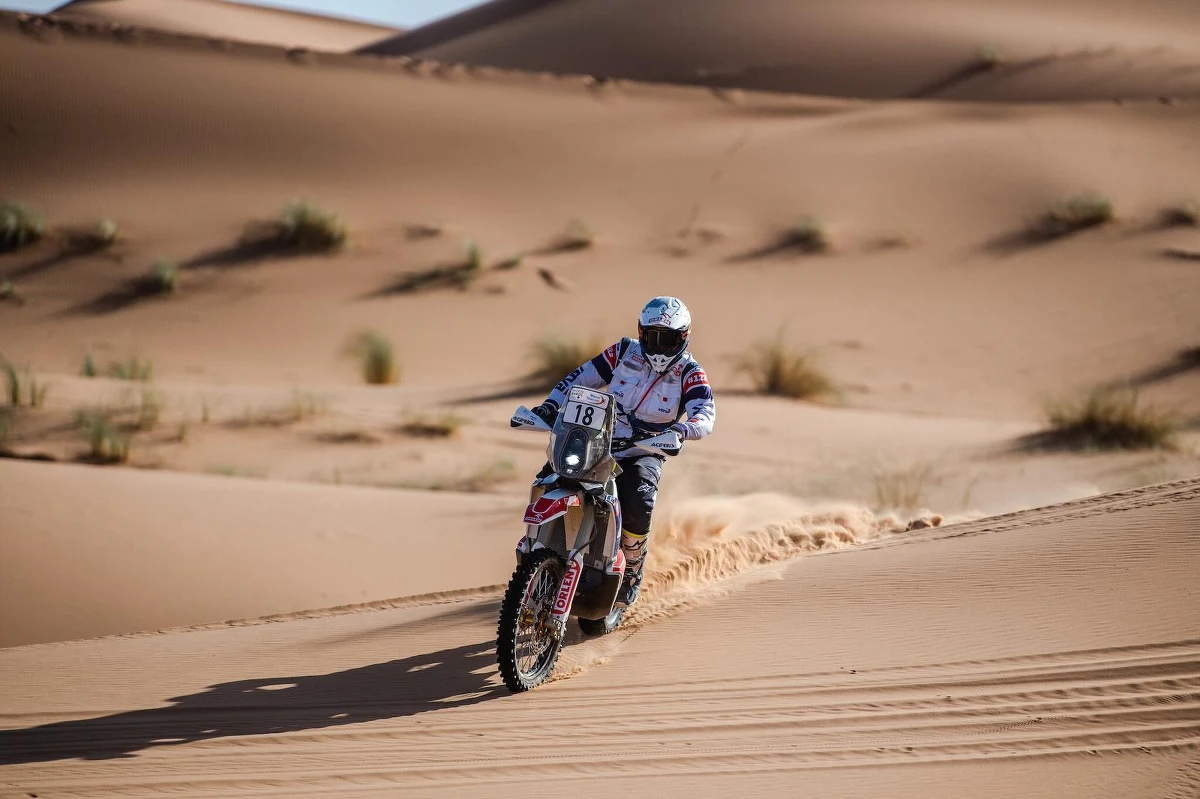 Kuba Przygoński i Timo Gottschalk po sobotnich problemach zakończyli trzeci dzień Rajdu Maroka na drugim miejscu. Adam Tomiczek i Maciej Giemza utrzymują miejsca w TOP 30 klasyfikacji motocyklistów.