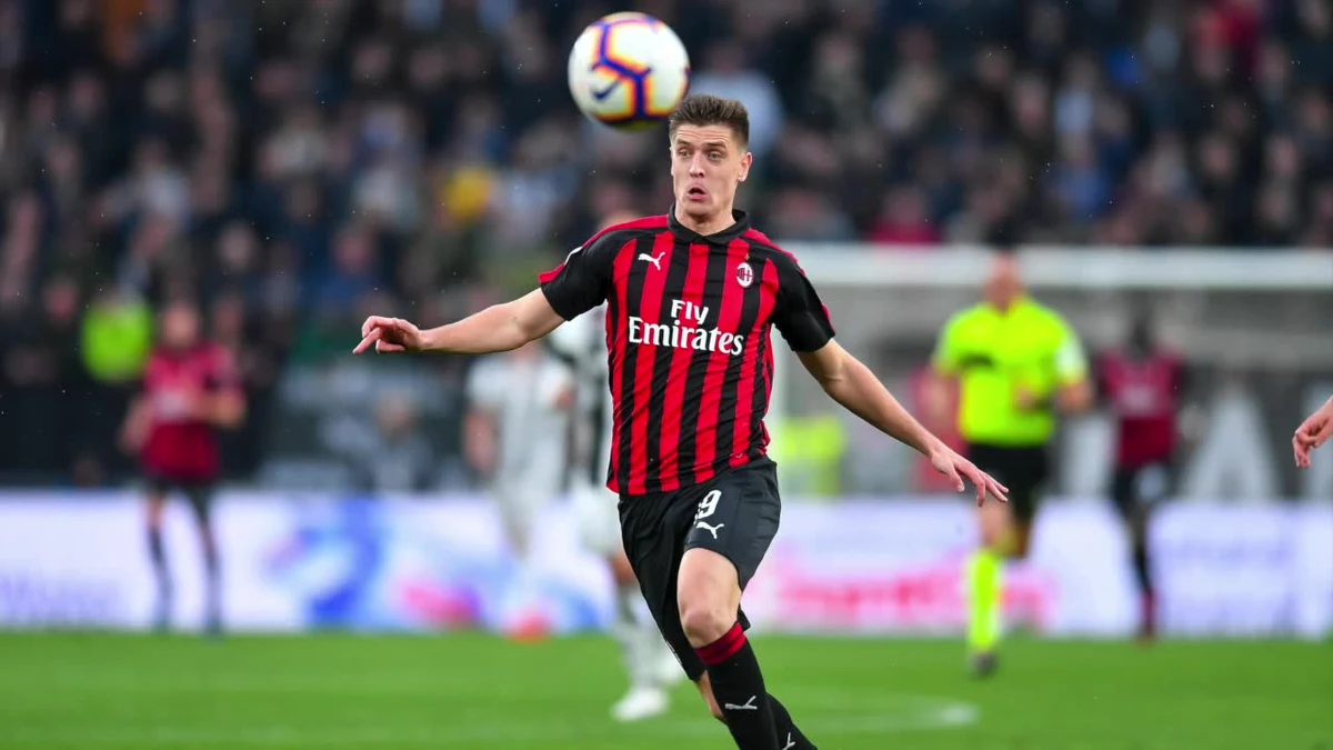 Krzysztof Piątek pod lupą włoskich dziennikarzy. Od początku sezonu wszyscy w Mediolanie mocno liczyli na 24-letniego piłkarza. Polak w ubiegłym sezonie w barwach Milanu 21 meczach strzelił 11 goli. Teraz jednak zawodzi.