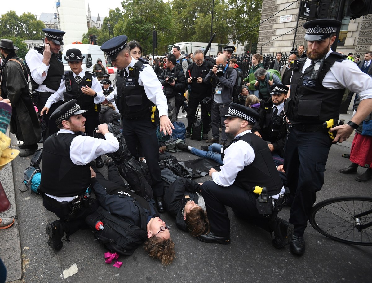 Strajki zorganizowane przez organizację "Extinction Rebellion" - nawołującą do pilnych działań na rzecz powstrzymania zmian klimatycznych mają odbyć się w 60 miastach na całym świecie. Działacze - walczący z biernym traktowaniem zmian klimatu - zablokowali między innymi Berlin i Amsterdam. W Londynie aresztowano 135 uczestników akcji protestu - poinformowała policja metropolitalna.