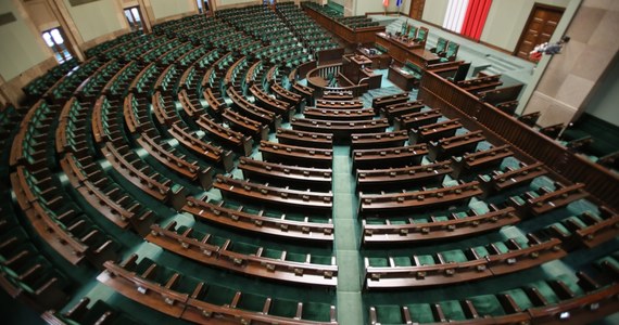 Kończąca się, VIII kadencja Sejmu różni się od poprzednich nie tylko zauważalnie mniejszą liczbą posiedzeń i dni obrad. W oczy rzuca się też nagminne łamanie przepisu Konstytucji, nakazującego udzielanie przez rząd w ciągu 21 dni odpowiedzi na interpelacje i zapytania poselskie. Dziś na odpowiedź czekają ich setki, niektóre od ponad dwóch lat.