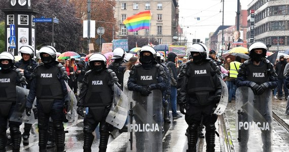 41-letni mężczyzna, którego wrocławska policja zatrzymała przed rozpoczęciem Marszu Równości, usłyszał zarzuty.  41-latek szedł w kierunku miejsca zbiórki uczestników marszu, krzycząc m.in. "Allah akbar". Policjanci zabezpieczyli przy nim dwa noże.