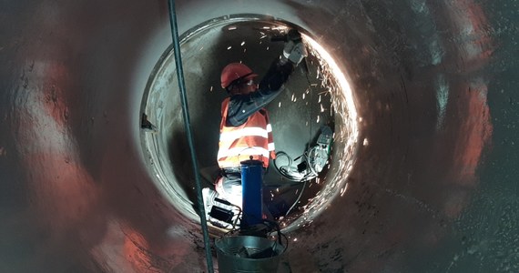 Ruszyła naprawa kolektorów ściekowych w tunelu pod Wisłą w Warszawie – ustalił reporter RMF FM. Spawane są pierwsze elementy nowych rur stalowych.