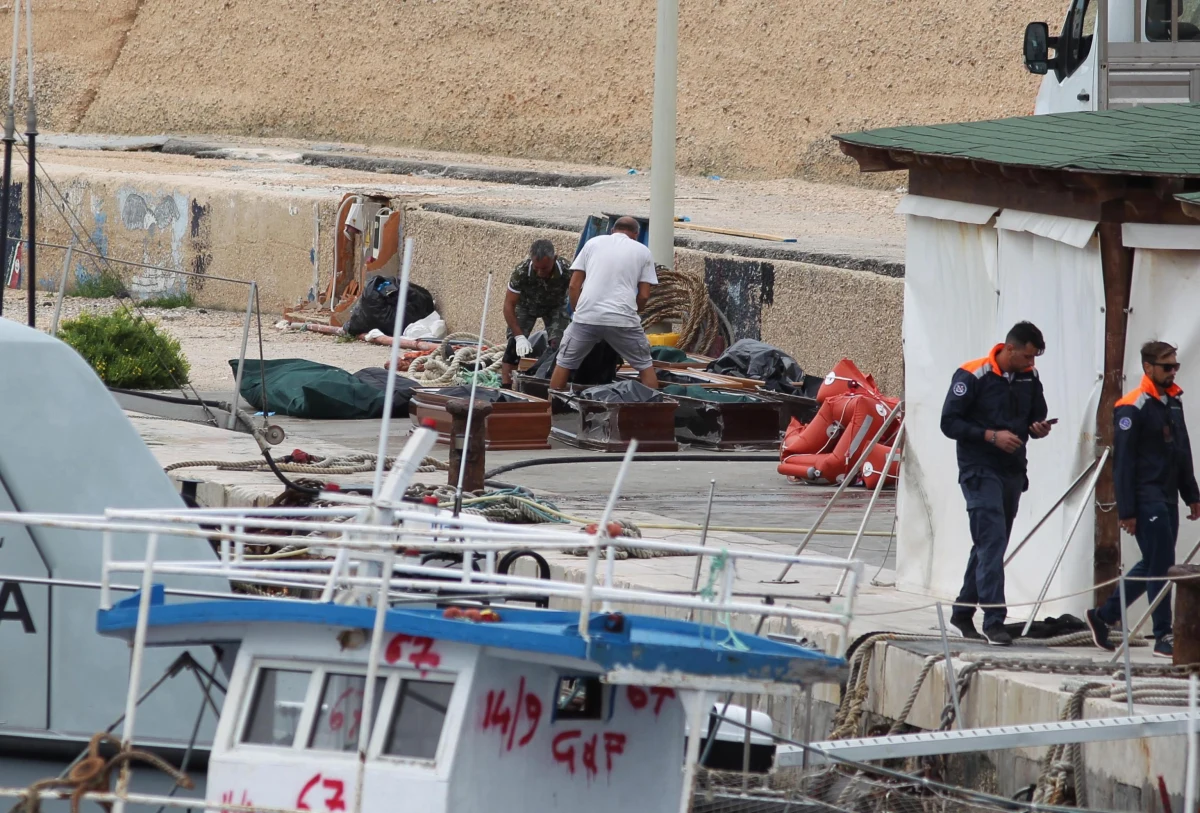 Ciała 13 kobiet wyłowili ratownicy prowadzący akcję na Morzu Śródziemnym po katastrofie łodzi z migrantami niedaleko brzegów włoskiej wyspy Lampedusa. Na pokładzie było około 50 osób. Straż Przybrzeżna ogłosiła, że jej jednostki uratowały 22 rozbitków.