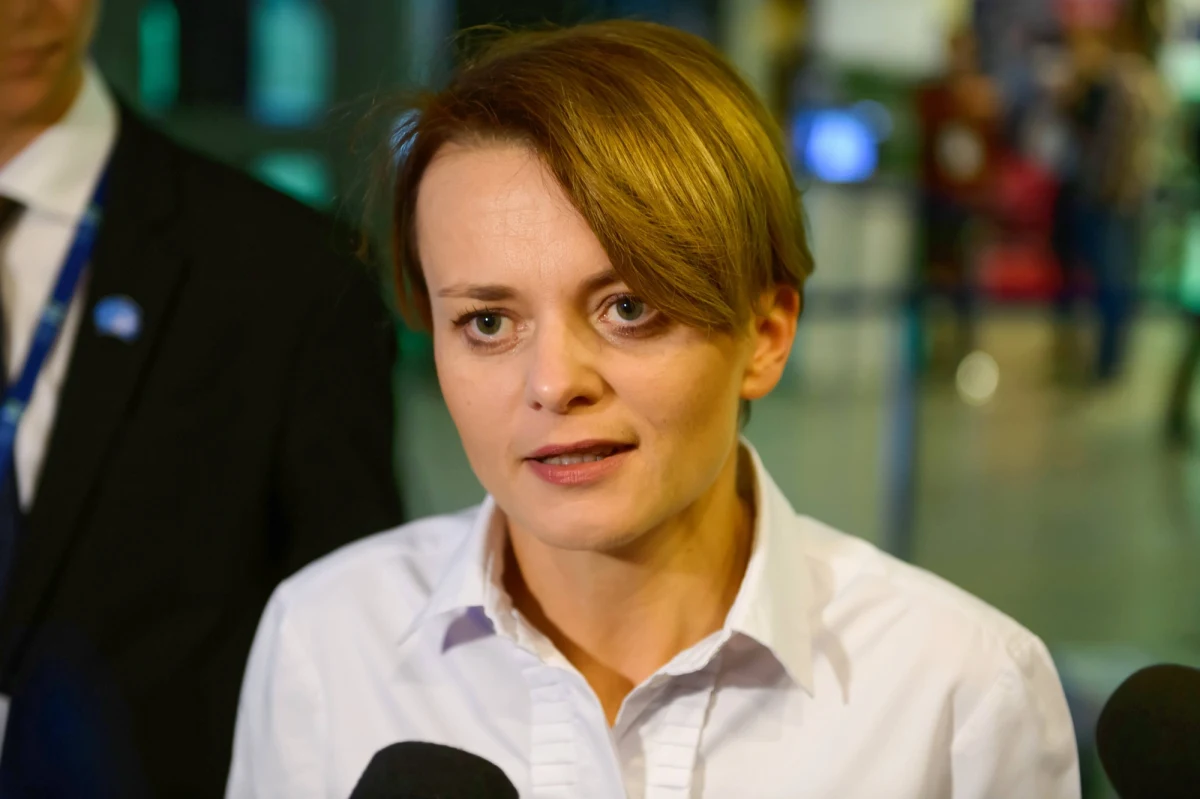 "Moim zdaniem aborcja eugeniczna, czyli eliminacja słabszych, jest nieludzka" – stwierdziła w wywiadzie dla Onetu Jadwiga Emilewicz – minister przedsiębiorczości i technologii. "W rozwoju ludzkości idziemy w taką stronę, że słabszych chronimy i zapewniamy im wszelką pomoc. Większość Polaków ma świadomość tego, że aborcja jest pozbawieniem życia i akceptuje zapisy w takim kształcie, w jakim one funkcjonują dzisiaj" - dodała. 