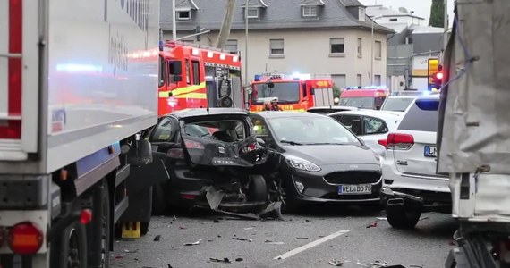 Osiem osób zostało rannych, kiedy mężczyzna prowadzący skradzioną ciężarówkę staranował osiem samochodów w miasteczku Limburg w Hesji w środkowych Niemczech. Policja nie wyklucza, że był to zamach. Lekko ranny sprawca został ujęty.