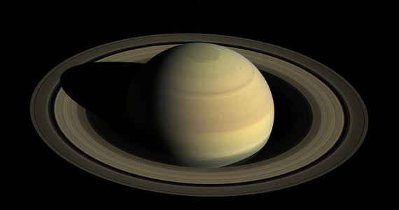 Naukowcy odkryli aż 20 nowych księżyców Saturna, zwiększając ich znaną liczbę do 82. Dotychczasowy rekordzista pod względem liczby księżyców w Układzie Słonecznym - Jowisz - ma ich "tylko" 79.
