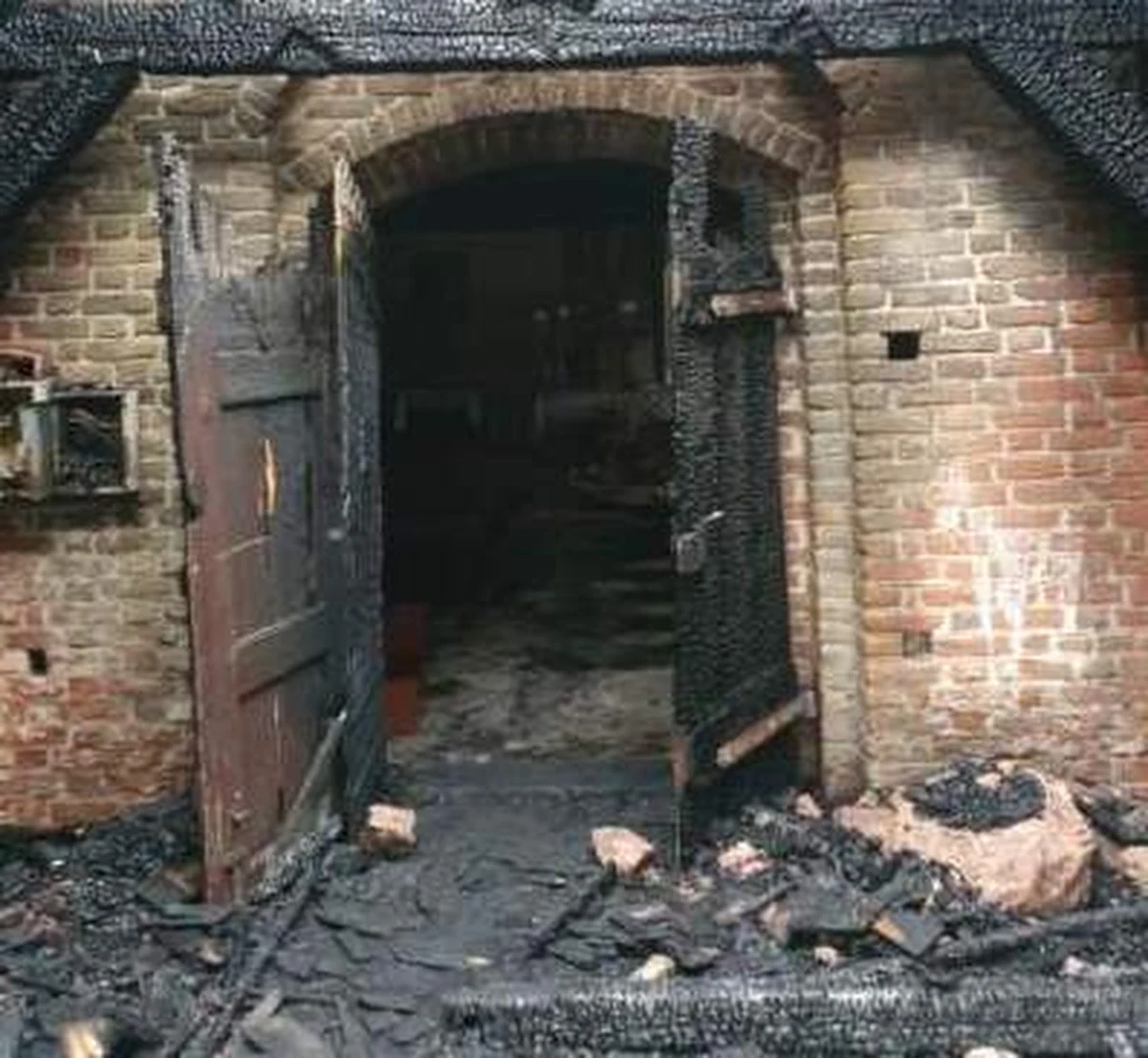 W poniedziałek późnym wieczorem wybuchł pożar w Orłowie na Żuławach. Ogień zniszczył większość dachu XIV-wiecznej świątyni. W akcji gaśniczej brało udział 17 zastępów straży. Trwają oględziny i ustalanie przyczyny pożaru spalonego kościoła w Orłowie koło Nowego Dworu Gdańskiego. Na miejscu pracują policyjni technicy oraz biegły z zakresu pożarnictwa.