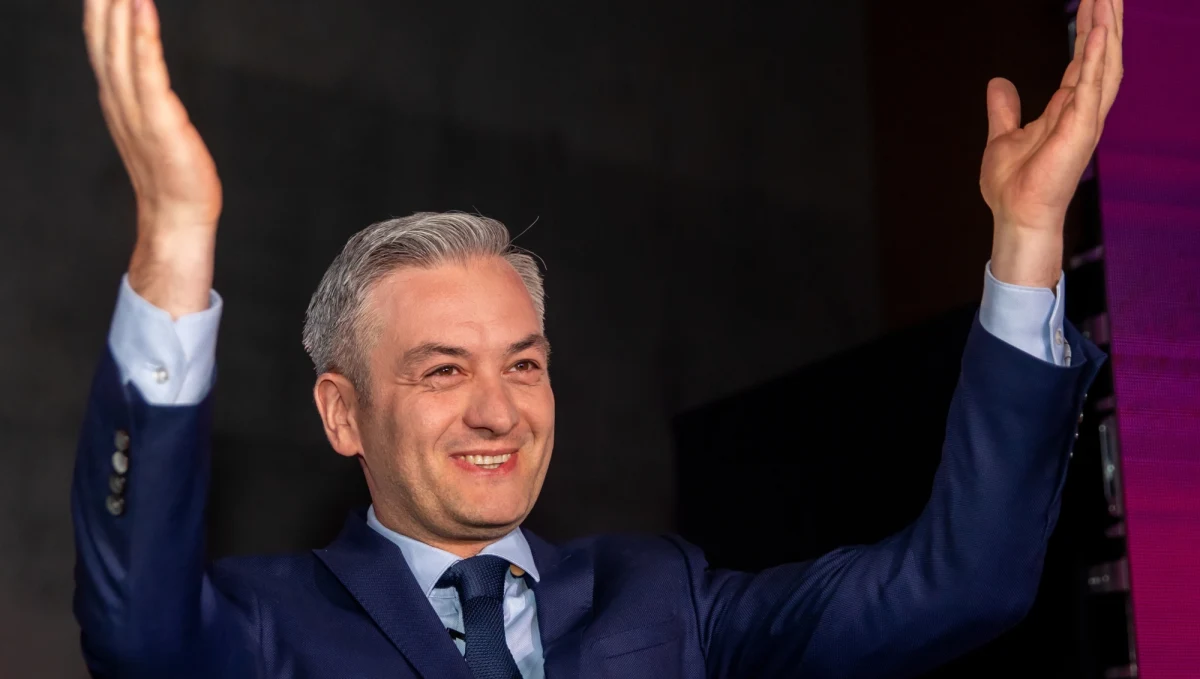 To młoda kobieta pierwsza pomogła małemu chłopcu i jego ojcu, którzy uczestniczyli w wypadku na krajowej "50" w mazowieckim Taborze - poinformował rzecznik Komendy Stołecznej Policji nadkom. Sylwester Marczak. Z pierwszych informacji - przekazanych przez strażaków-ochotników z OSP Regut - wynikało, że jako pierwszy z pomocą ruszył Robert Biedroń. Ojciec chłopca i sprawca wypadku to policjant.