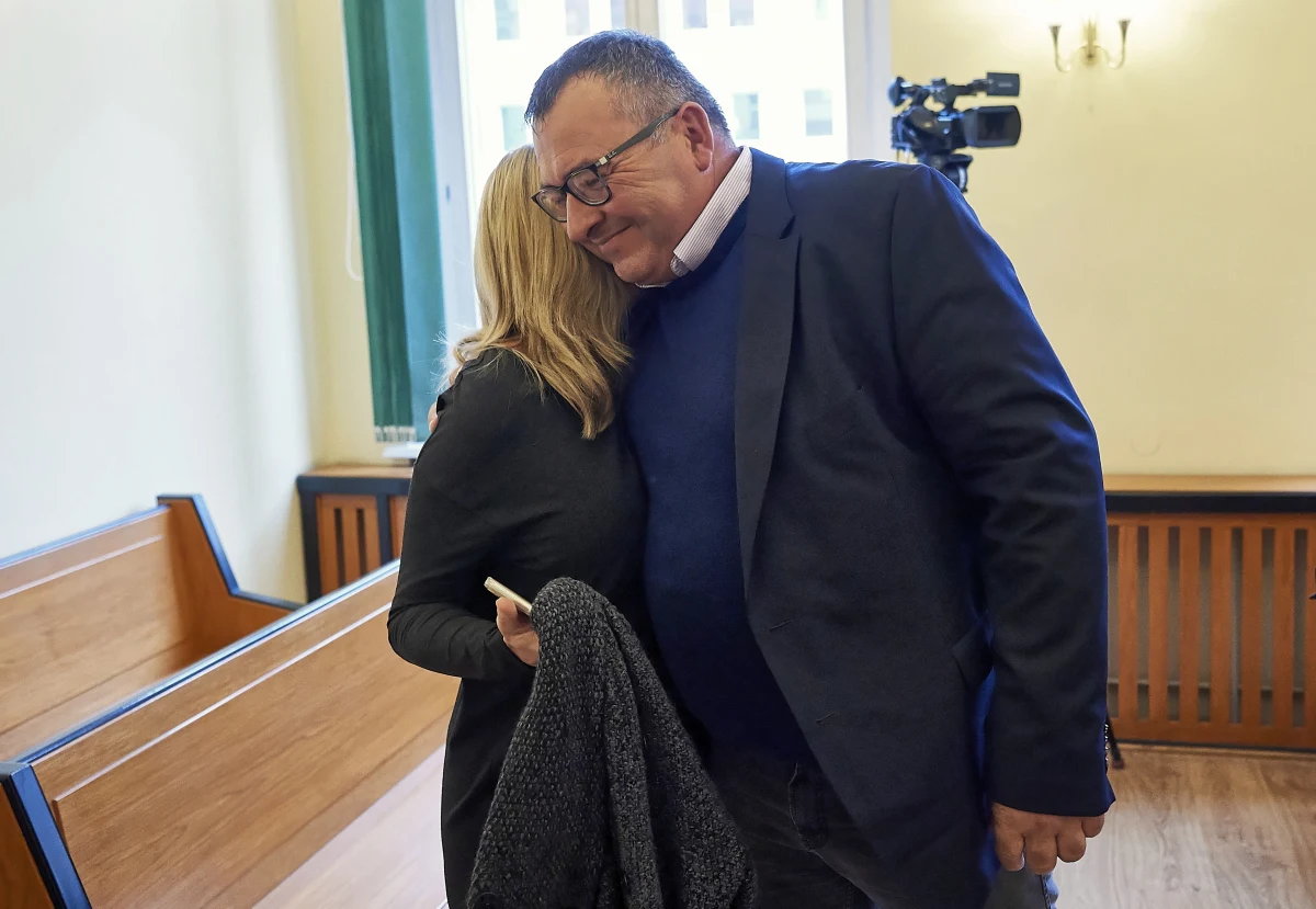 Nakaz przeprosin oraz zapłatę solidarnie 400 tys. zł zadośćuczynienia przez księdza, parafię w Kartuzach (Pomorskie) oraz diecezję pelplińską na rzecz byłego ministranta Marka Mielewczyka za molestowanie seksualne w latach 80. - orzekł we wtorek Sąd Apelacyjny w Gdańsku. Wyrok jest prawomocny. Marek Mielewczyk był bohaterem filmu braci Sekielskich "Tylko nie mów nikomu".