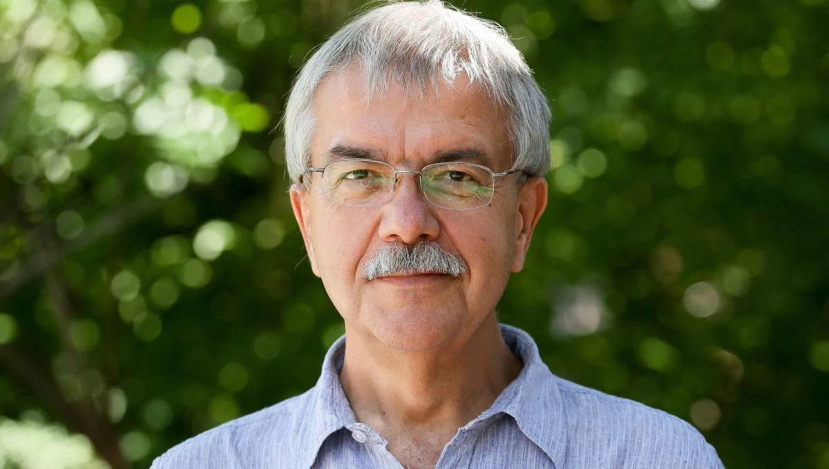 "Cieszę się bardzo, że właśnie ta dwójka została uhonorowana, bo mam duży szacunek do ich osiągnięć naukowych. Nie tylko odkryli pierwszą planetę krążącą wokół gwiazdy podobnej do Słońca, ale potem przyczynili się do ogromnego rozwoju całej dyscypliny" - mówi RMF FM prof. Andrzej Udalski. Dyrektor Obserwatorium Astronomicznego Uniwersytetu Warszawskiego, którego nazwisko, obok innego polskiego astronoma Aleksandra Wolszczana, pojawiało się na liście możliwych kandydatur do nagrody Nobla w tej dziedzinie przyznaje, że wyróżnieni, Michel Mayor i Didier Queloz to rzeczywiście wielkie nazwiska współczesnej astronomii. Szwajcarzy podzielą się połową nagrody, drugą połowę otrzymał urodzony w Kanadzie James Peebles za teoretyczne badania ewolucji Wszechświata.