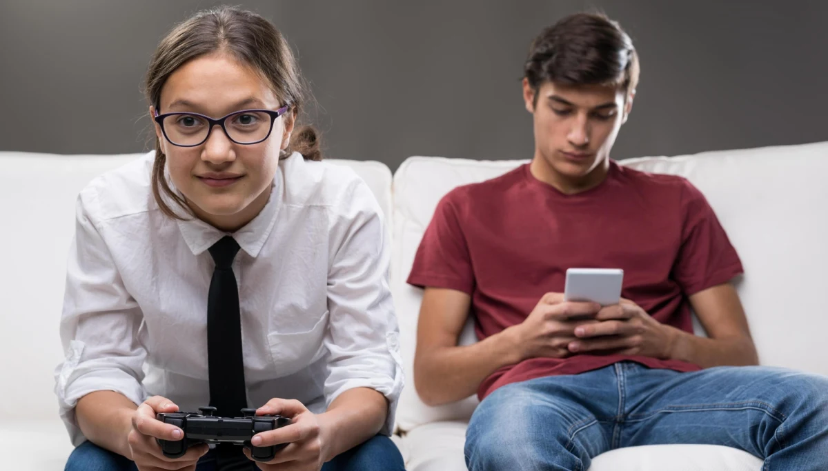 Blisko 91 proc. młodych Polaków ocenia swój poziom zainteresowania polityką jako mały lub bardzo mały, a 60 proc. nie posiada sprecyzowanych poglądów politycznych - wynika z raportu "Polityczny portret młodych Polaków w 2019 roku". Udział w wyborach parlamentarnych deklaruje 62,2 proc. młodych. 