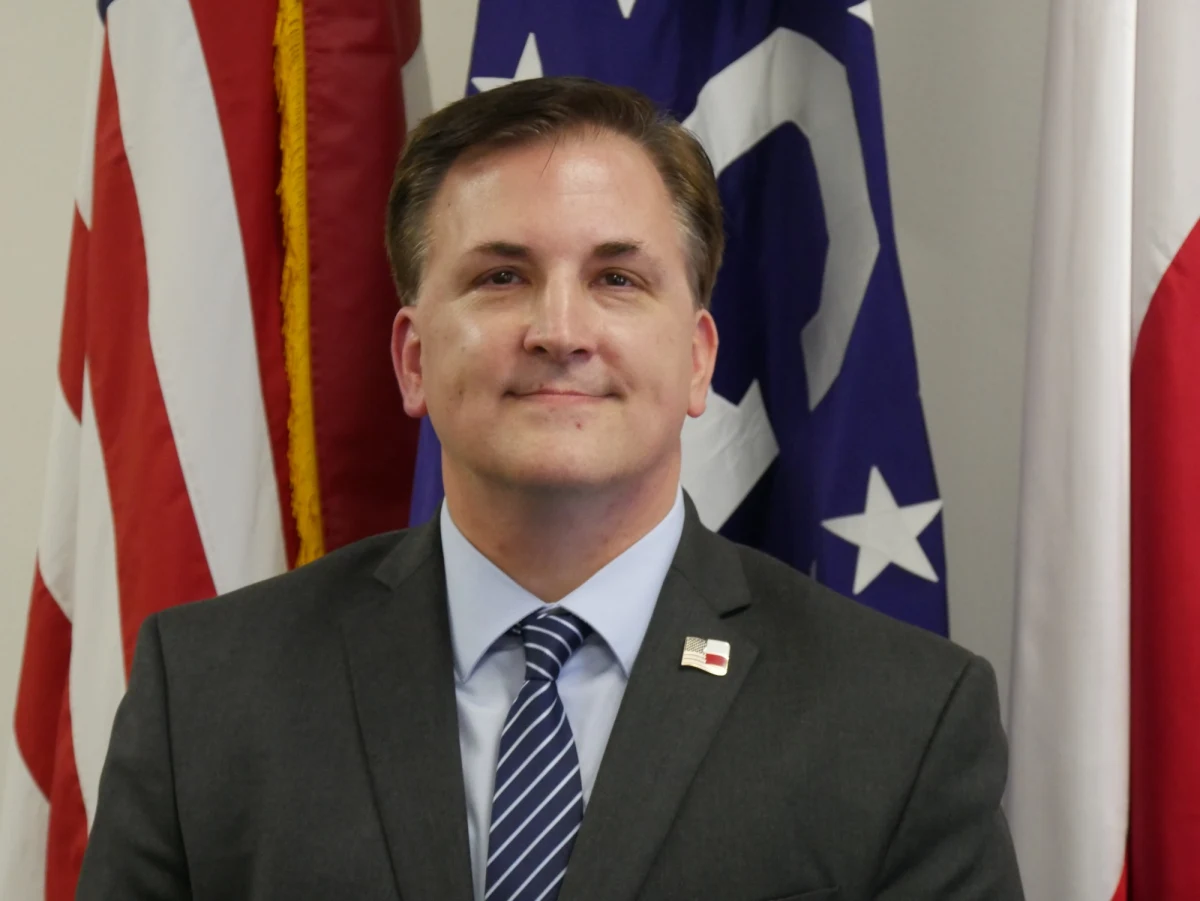 "Chętni do udziału w programie bezwizowym będą musieli dobrze poznać jego zasady i uczciwie odpowiedzieć na pytania programu ESTA, czyli Elektronicznego Systemu Autoryzacji Podróży" - mówi RMF FM Konsul Generalny USA w Krakowie. Patrick T. Slowinski podkreśla, że zestaw odpowiedzi na wszystkie najważniejsze pytania i wątpliwości na ten temat można znaleźć w języku polskim i angielskim na stronie internetowej ambasady, od niego najlepiej zacząć. Przypomina, że to program tylko dla celów turystycznych i biznesowych, nie oznacza on, że można do Ameryki pojechać, by tam mieszkać i pracować.