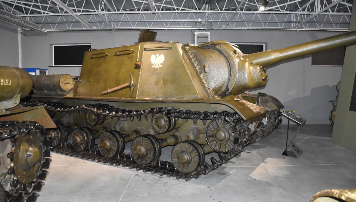 Kilkanaście czołgów, działa przeciwpancerne, pływające transportery opancerzone i wojskowe samochody. Jest też prezydencka limuzyna, która woziła trzech prezydentów RP, później służyła policji do transportu świadków koronnych. To tylko namiastka tego, co można zobaczyć w otwartym we wtorek w Poznaniu Muzeum Broni Pancernej.