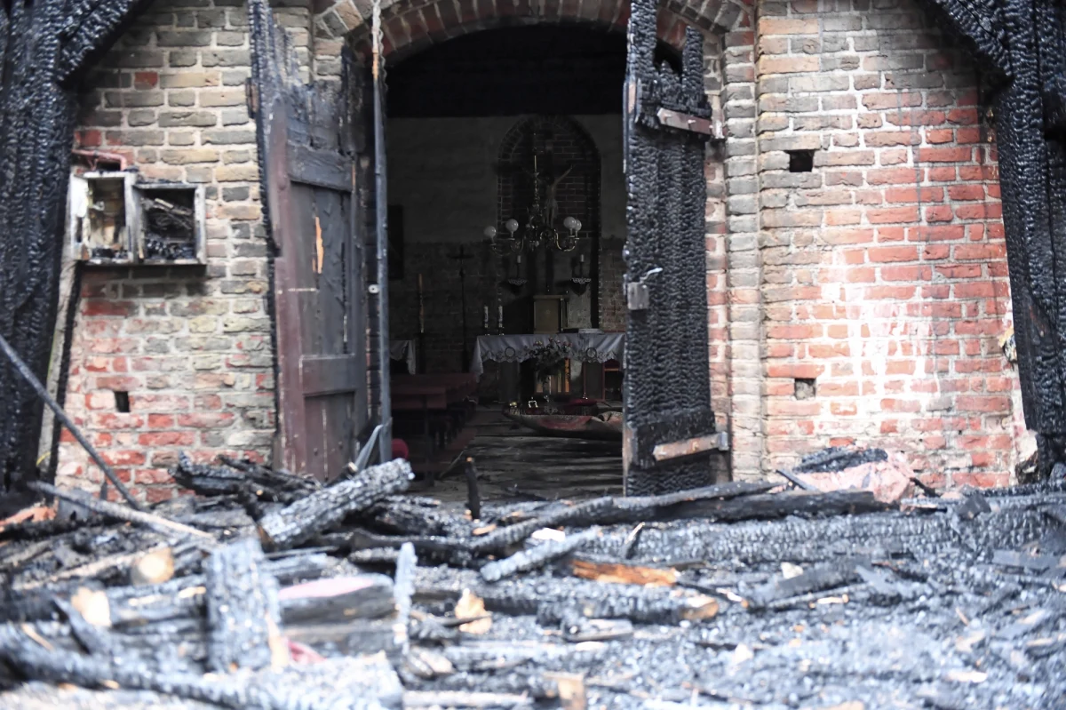 We wtorek w Orłowie (Pomorskie) wiceminister Kultury i Dziedzictwa Narodowego Jarosław Sellin zadeklarował pomoc MKiDN w odbudowie zabytkowego XIV wiecznego kościoła św. Barbary w Orłowie, który spłonął w w nocy z poniedziałku na wtorek.