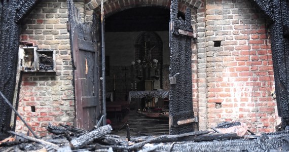 We wtorek w Orłowie (Pomorskie) wiceminister Kultury i Dziedzictwa Narodowego Jarosław Sellin zadeklarował pomoc MKiDN w odbudowie zabytkowego XIV wiecznego kościoła św. Barbary w Orłowie, który spłonął w w nocy z poniedziałku na wtorek.