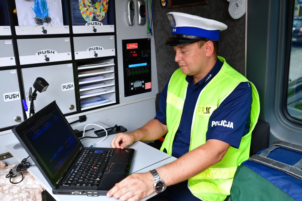 Od początku roku policjanci w ramach akcji "Smog" zatrzymali prawie 7,8 tys. dowodów rejestracyjnych. W środę rano funkcjonariusze rozpoczęli kolejną taką akcję. Bierze w niej udział ok. 5 tys. policjantów.
