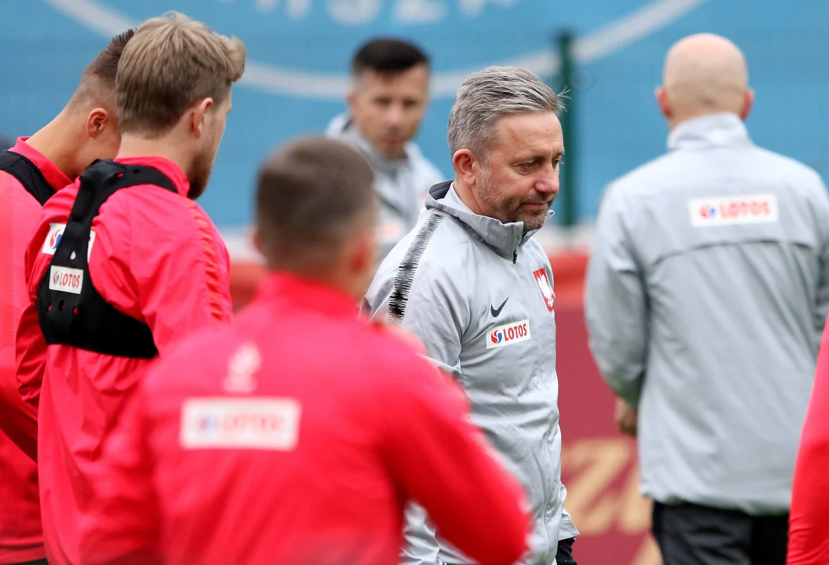 Niejeden z piłkarzy naszej reprezentacji, zapytany o fatalny styl gry drużyny narodowej, przybiera pozę polityka i mówi, że najważniejsze są punkty. Zawodnicy pytani o delikatny kryzys, mówią, że życzą każdemu takiego kryzysu, w którym jest się liderem grupy. Jednak styl, w jakim zostaje się tym liderem oraz ostatnie nieudane mecze ze Słowenią i Austrią, każą kibicom delikatnie zastanowić się, czy rzeczywiście jest tak dobrze, jak mówią piłkarze. Dlatego mówimy "sprawdzam" i pytamy, jak to jest z naszą reprezentacją.