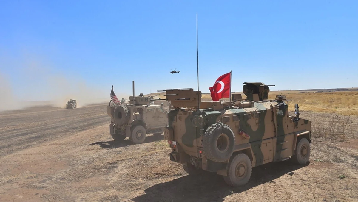 Tureckie wojsko wspólnie z rebeliantami z Wolnej Armii Syryjskiej "wkrótce" przekroczy granicę z Syrią - oświadczył na Twitterze szef komunikacji społecznej w biurze prezydenta Turcji Recepa Tayyipa Erdogana, Fahrettin Altun. Jak podkreślił, celem operacji będzie pozbycie się zagrożenia ze strony kurdyjskich Ludowych Jednostek Samoobrony (YPG), które Ankara uważa za organizację terrorystyczną. Co istotne, YPG stanowią główny trzon wspieranych przez USA Syryjskich Sił Demokratycznych (SDF), które odegrały decydującą rolę w pokonaniu Państwa Islamskiego na terenie Syrii i kontrolują obecnie większość terenów na północy kraju.