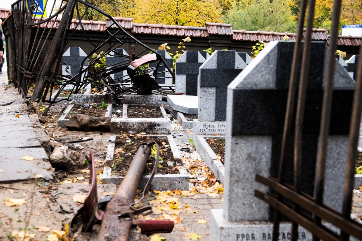 W wyniku wypadku samochodowego na wileńskim cmentarzu Rossa uszkodzone zostały nagrobki polskich żołnierzy w kwaterze wojskowej z lat 1919-1920. Nagrobki tego lata ustawiła polska Fundacja Wolność i Demokracja.