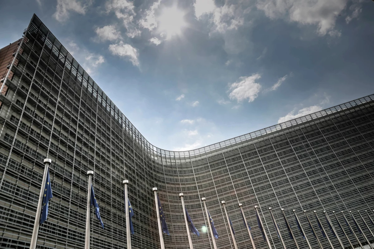 Komisja Europejska pozwała Polskę do TSUE w związku z tzw. "dyscyplinarkami" dla sędziów - dowiedziała się nasza korespondentka Katarzyna Szymańska-Borginon. Taką decyzję podjęli unijni komisarze. Punkt ten przeszedł bez dyskusji na kolegium. Niemiecki komisarz ds. budżetu nie wnosił żadnych zastrzeżeń. Informację naszej reporterki potwierdził komisarz ds. budżetu Günther Oettinger.