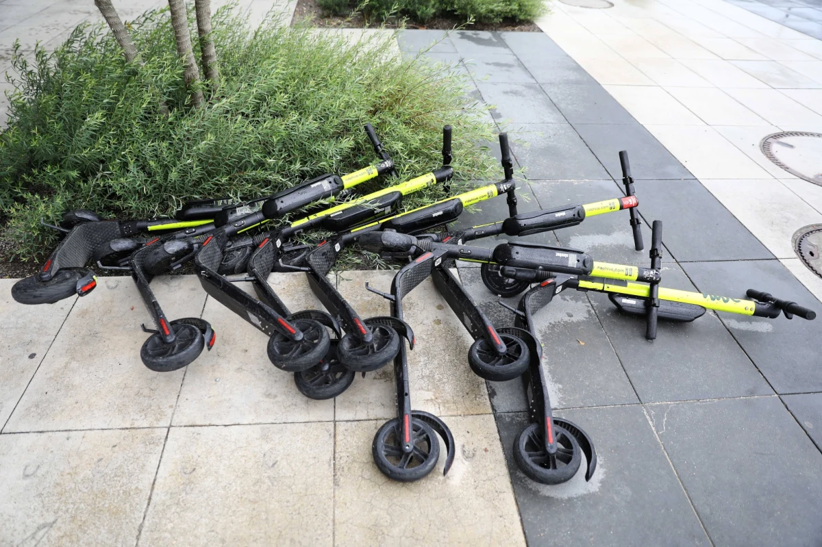 Prezydent Krakowa Jacek Majchrowski zapowiedział, że zaproponuje zmiany w prawie dotyczące użytkowania hulajnóg elektrycznych. "Uważam, że trzeba ucywilizować tę kwestię" – podkreślił. 