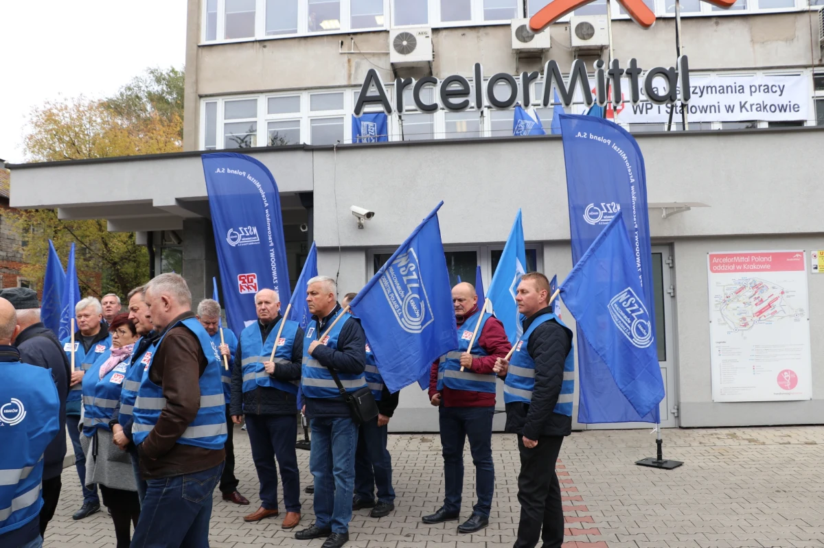 Związkowcy z Niezależnego Samorządnego Związku Zawodowego pracowników ArcelorMittal rozpoczęli dziś akcję protestacyjną. Oflagowali swoje budynki oraz miejsca pracy. Grożą wyjściem na ulicę. Pracownicy sprzeciwiają się planom spółki dotyczącym wyłączenia jedynego pieca w krakowskim kombinacie.