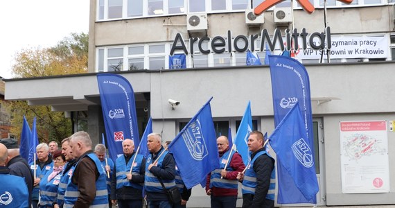 Związkowcy z Niezależnego Samorządnego Związku Zawodowego pracowników ArcelorMittal rozpoczęli dziś akcję protestacyjną. Oflagowali swoje budynki oraz miejsca pracy. Grożą wyjściem na ulicę. Pracownicy sprzeciwiają się planom spółki dotyczącym wyłączenia jedynego pieca w krakowskim kombinacie.