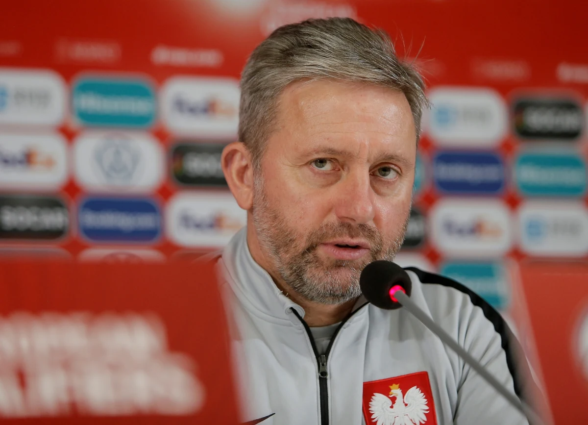 Trener polskich piłkarzy Jerzy Brzęczek przyznał w Rydze przed czwartkowym meczem eliminacji mistrzostw Europy z Łotwą, że biało-czerwoni są zdecydowanymi faworytami. "Historia futbolu uczy jednak pokory i nie można dopisywać sobie goli już przed spotkaniem" - dodał selekcjoner.