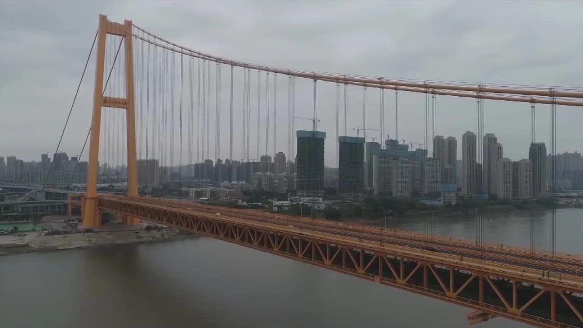 W chińskim Wuhan otwarto najdłuższy na świecie dwupoziomowy most, który rozpościera się nad rzeką Jangcy. 