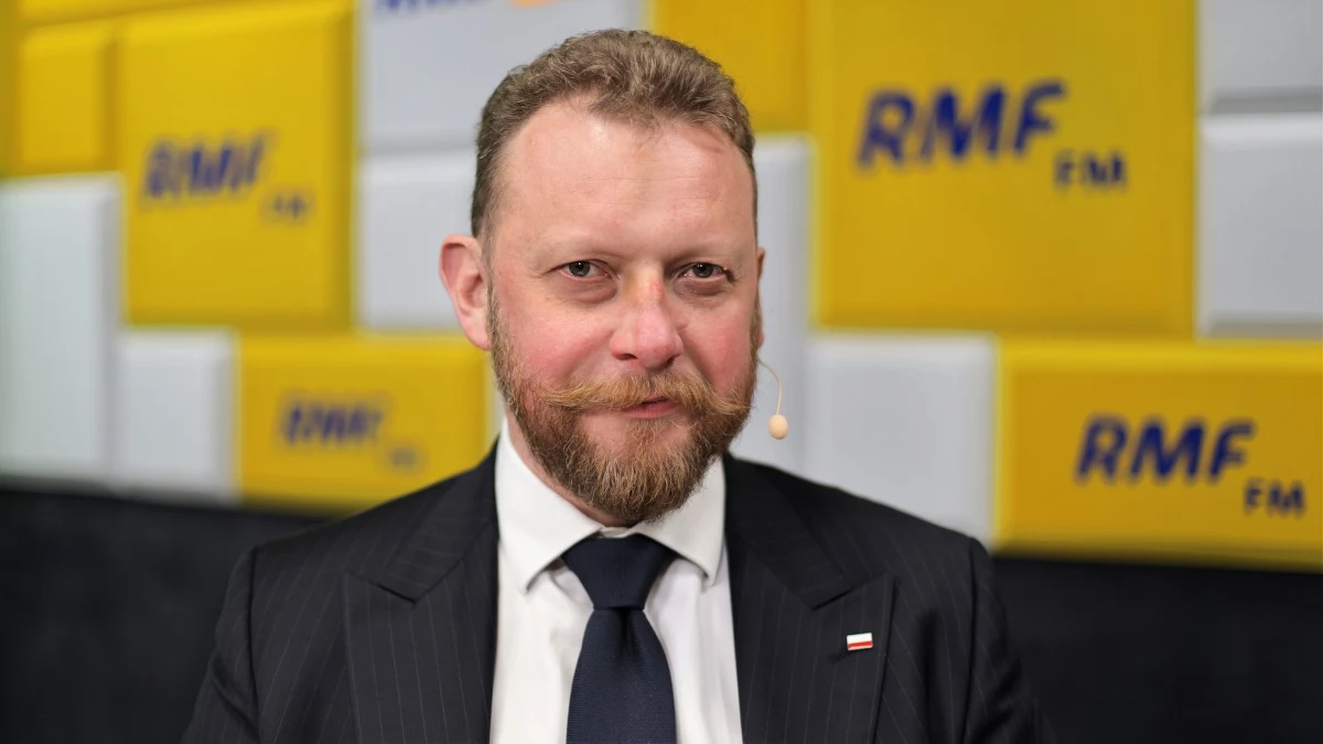 "Na etacie moja żona, która jest lekarzem zarabiała cztery tysiące złotych. Teraz przeszła na kontrakt. Zarabia około 6 tysięcy złotych, ale nie wiem dokładnie, bo mi się nie chwali" - powiedział w Porannej rozmowie w RMF FM minister zdrowia Łukasz Szumowski. Pytany kiedy skończy się "sajgon" na SOR minister tłumaczył: wdrożyliśmy zasady działania. "W przeciągu tej kadencji o połowę zwiększyliśmy nakłady. W Bydgoszczy na "zielonej linii" czeka się 4 godziny, na "pomarańczowej" piętnaście minut – wyliczał gość Roberta Mazurka. 