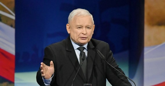 "Jan Szyszko odszedł przedwcześnie i w szczególnych okolicznościach; majestat śmierci nie pozwala mi dzisiaj o tym mówić, ale trzeba będzie o tym powiedzieć, bo to nie był przypadek, że akurat dzisiaj, że akurat teraz" - powiedział w środę na konwencji w Kielcach prezes PiS Jarosław Kaczyński.