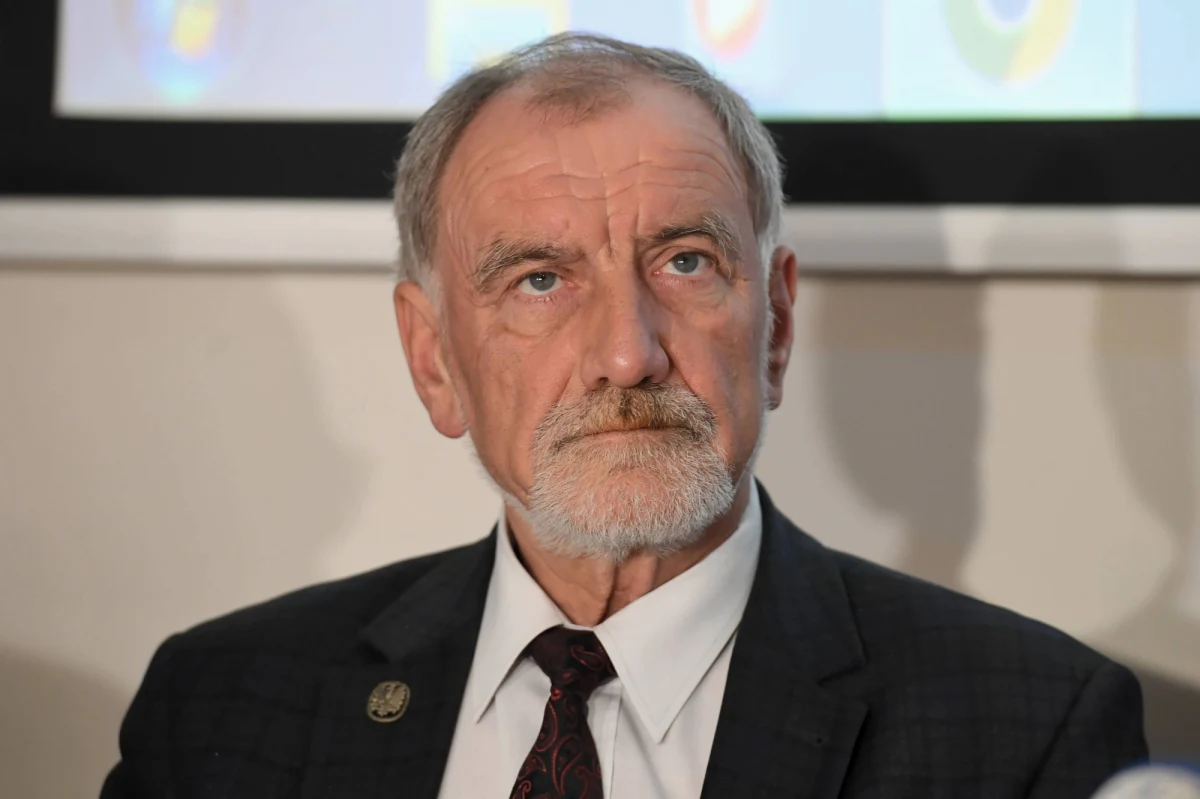 "Jeśli rodziny poczuły się urażone, to ja je przepraszam. Uważam, że każdy ma prawo pragnąć dziecka" – tak prof. Jan Duda odniósł się do swojej wcześniejszej wypowiedzi dotyczącej zapłodnienia in vitro. Polityk mówił m.in., że jego zdaniem jest to eksperyment medyczny. 