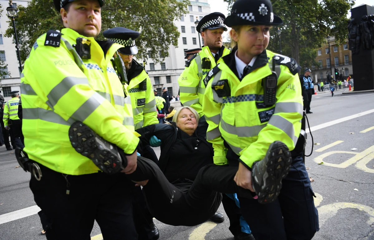 Ojciec Borisa Johnsona poparł w środę aktywistów z organizacji Extinction Rebellion (XR), którzy w ramach walki ze zmianami klimatu prowadzą protest na ulicach Londynu i których dzień wcześniej brytyjski premier nazwał "odmawiającymi współpracy brudasami".