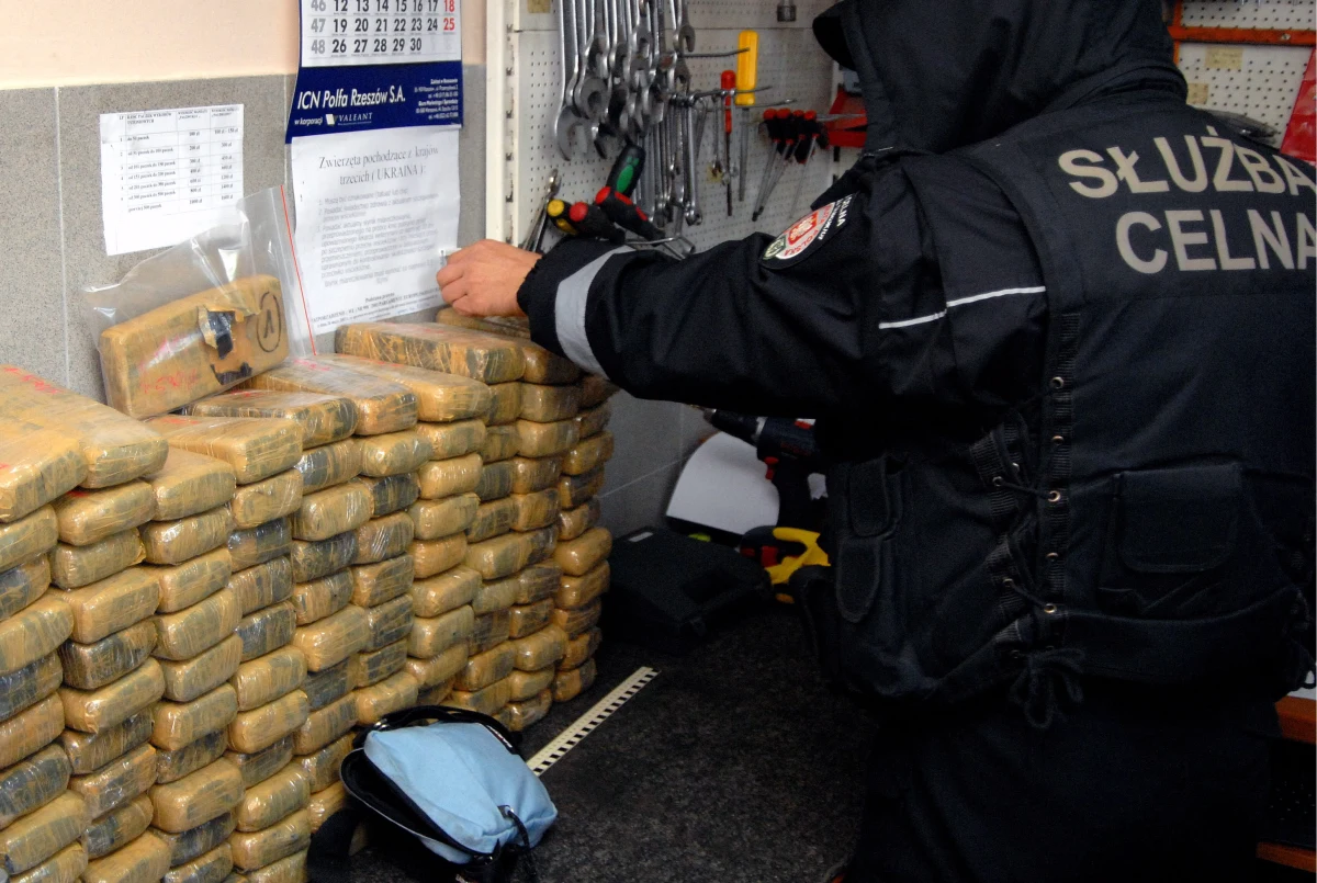 Narkotyki warte 1,7 miliona złotych zatrzymali na Lotnisku Chopina funkcjonariusze z Mazowieckiego Urzędu Celno-Skarbowego w Warszawie. Ważącą ponad 8,5 kg heroinę ukryto w walizkach. Przewoziły ją Holenderka i Brytyjka, które przyleciały z Johannesburga do Warszawy. 