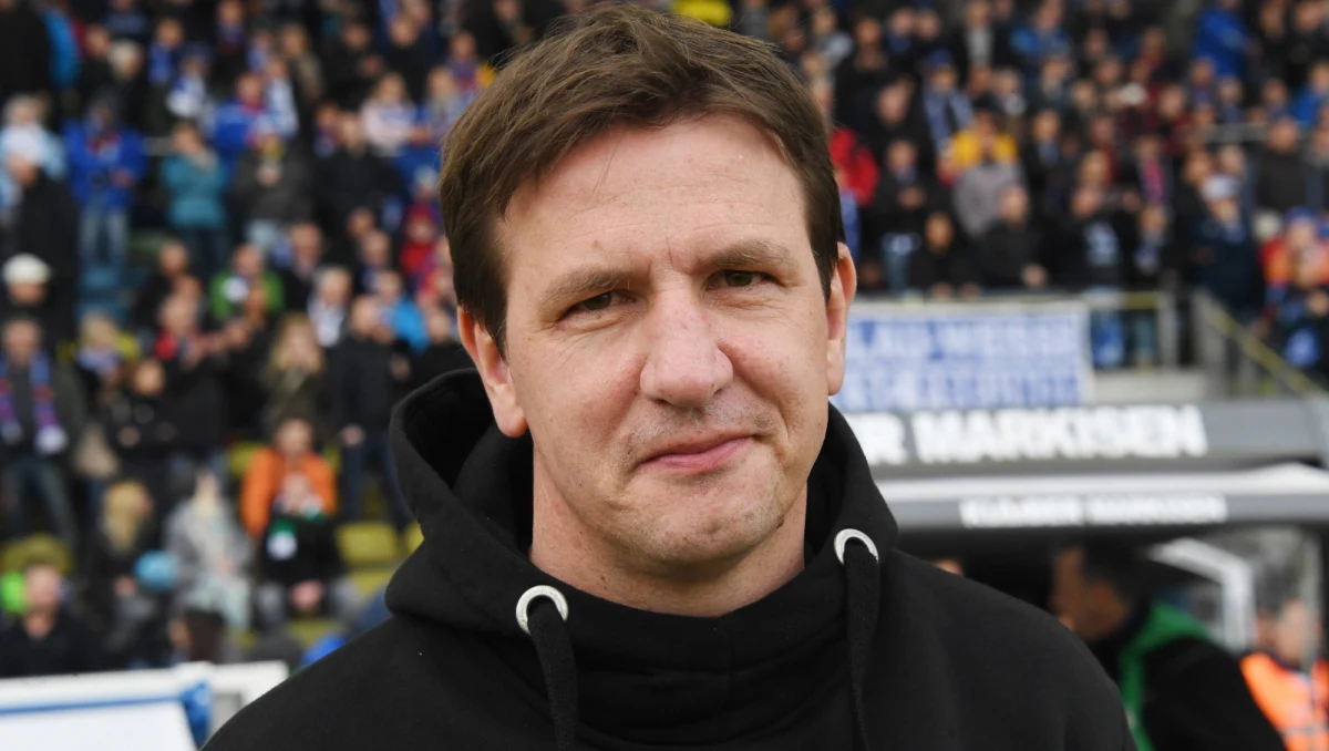 Barnsley, występujące w Championship zwolniło trenera Daniela Stendela. Ten, przed powrotem do swoich rodzinnych Niemiec poszedł do baru pożegnać się z kibicami.