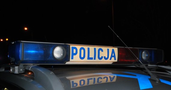 Rzeszowska policja poszukuje mężczyzny, który wczoraj wieczorem w centrum miasta zranił nożem dwóch 27-latków. Obaj trafili do szpitala, jeden jest w ciężkim stanie.
