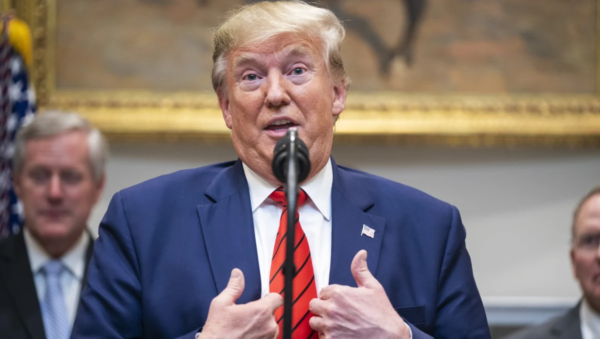 Amerykanie uważnie śledzą postępowanie ws. impeachmentu prezydenta Donalda Trumpa i są nieco bardziej skłonni do poparcia niż odrzucenia samego śledztwa. Ale są bardziej podzieleni w kwestii tego, czy Trump powinien zostać usunięty z urzędu - pisze agencja AP.