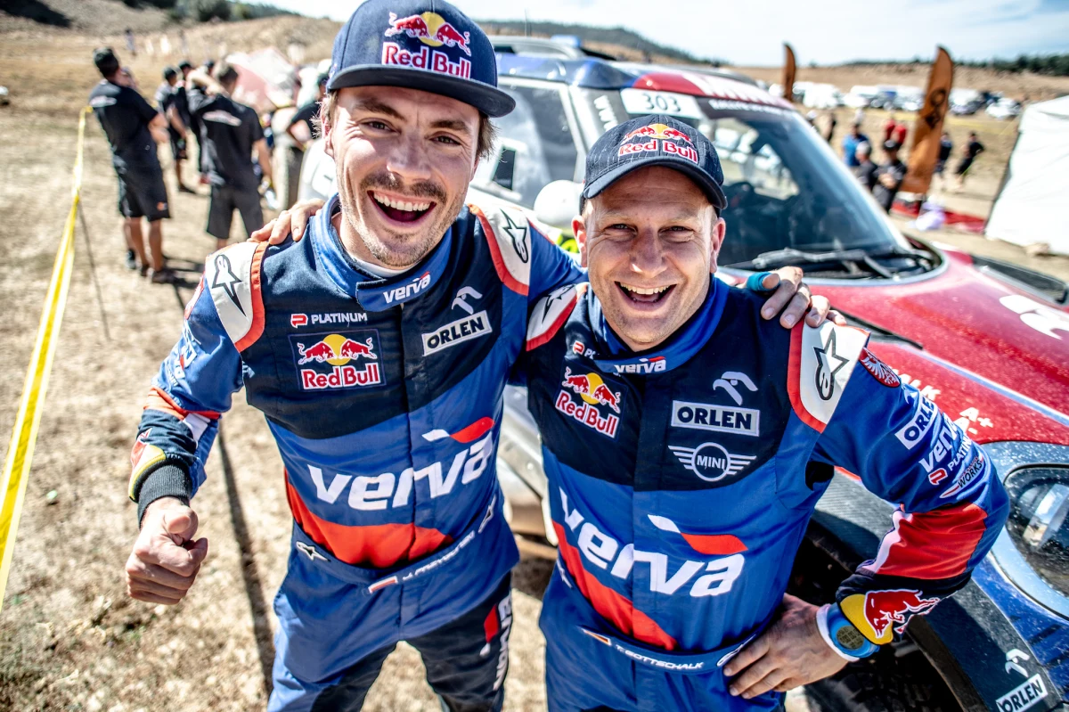 Zawodnicy Orlen Team zakończyli ostatni sprawdzian przed Rajdem Dakar. W Rajdzie Maroka Kuba Przygoński na ostatnim etapie zajął 10. miejsce, holując na linie do mety na ostatnich kilometrach Carlosa Sainza. Motocykliści Orlen Team, Maciej Giemza i Adam Tomiczek przyjechali do mety środowego etapu odpowiednio na 17 oraz 22 miejscu. 