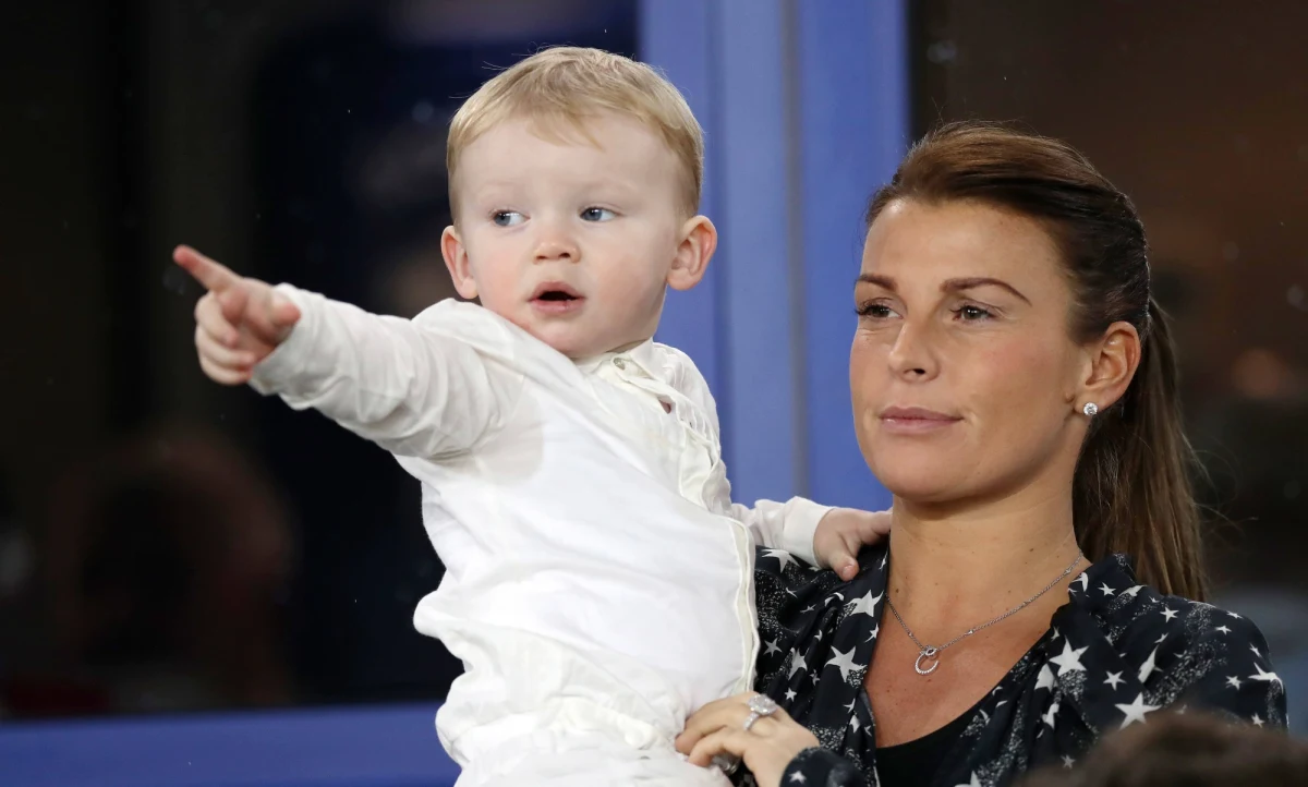 Brytyjskie media nazywają ją reinkarnacją Agathy Christie - słynnej autorki powieści kryminalnych. Mowa o Coleen Rooney, żonie byłego reprezentanta Anglii w piłce nożnej Wyneya Rooneya. Kobieta wykazała się niezwykłą pomysłowością podczas próby zdemaskowania przyjaciółki, która przekazywała o niej informacje prasie. Żony znanych piłkarzy cieszą się na Wyspach szczególną reputacją – są ozdobą prasy bulwarowej i tematem wielu, miejscami niewybrednych dowcipów. O tej historii donosiły nawet najbardziej szacowne programy informacyjne. Dodajmy: nie bez pewnego podziwu dla detektywa w spódnicy. 