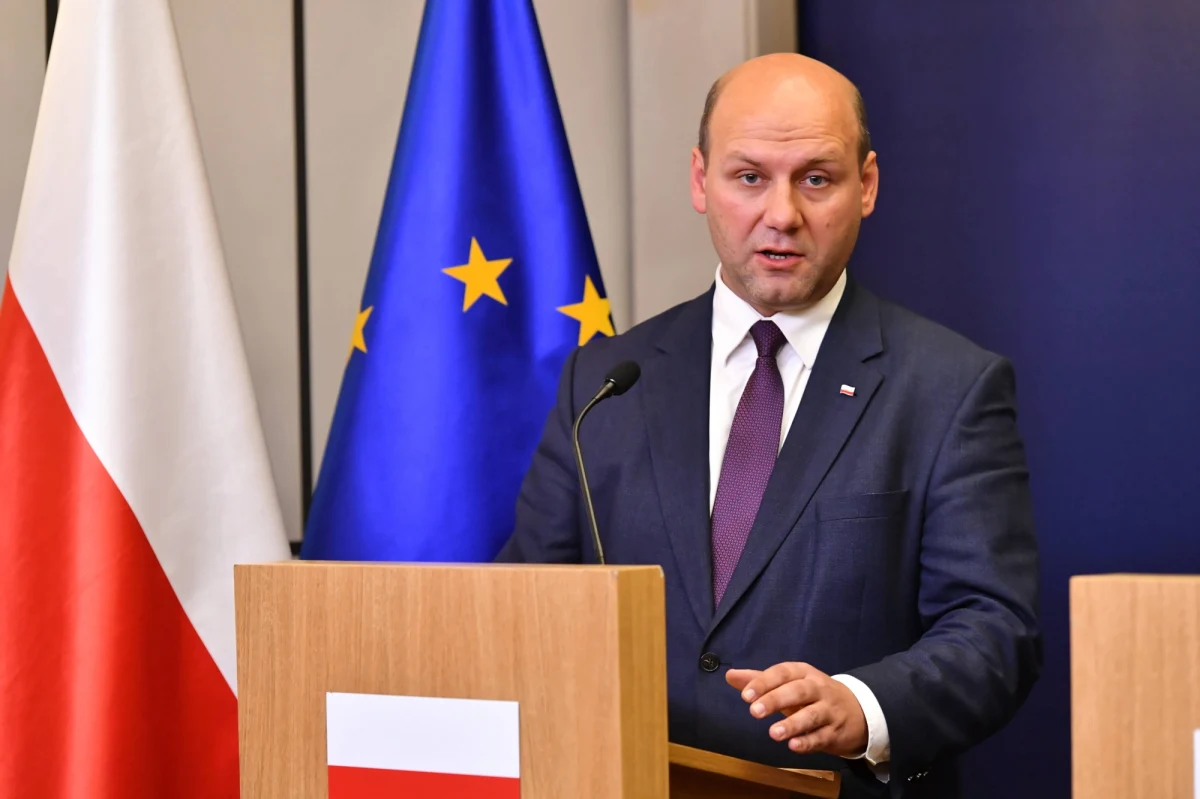 Polak, którego zatrzymano i przez pół roku więziono w Syrii, został dwa dni temu uwolniony - poinformował wiceszef polskiej dyplomacji Szymon Szynkowski vel Sęk. "Jest w Polsce i nic mu w tej chwili nie grozi" - zaznaczył. Jak nieoficjalnie dowiedziała się Polska Agencja Prasowa, mężczyźnie zarzucano m.in. szpiegostwo.